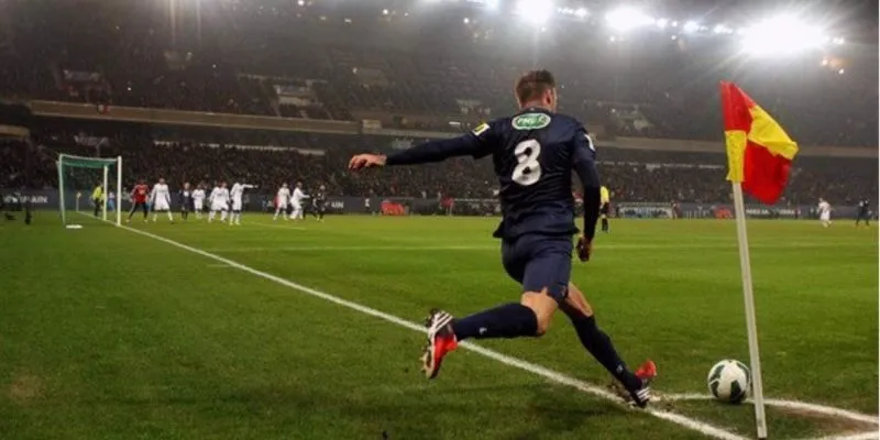 Cầu thủ đang thực hiện quả đá phạt góc